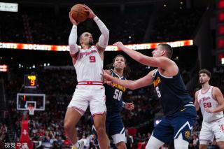 而是由三名 而是由三名